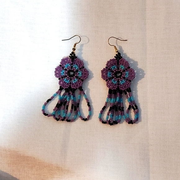 Handmade beaded huoichol flower earrings - Picture 4 of 4